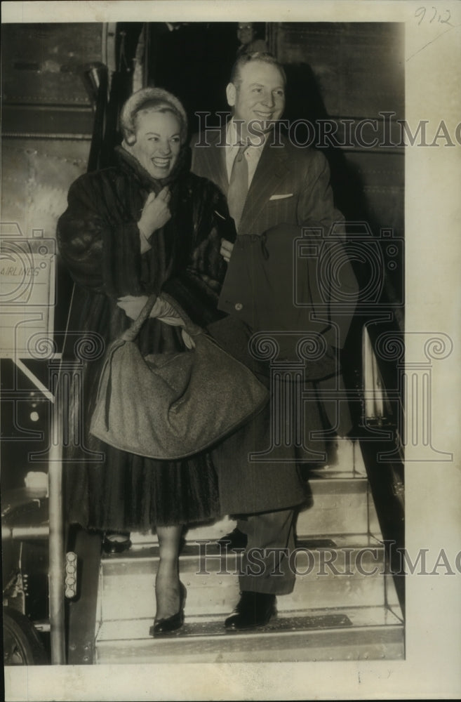 1950 Skitch Henderson &amp; Faye Emerson left to be married in Mexico - Historic Images