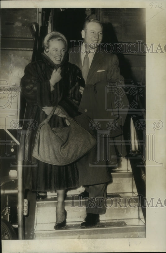 1950 Skitch Henderson & Faye Emerson left to be married in Mexico - Historic Images