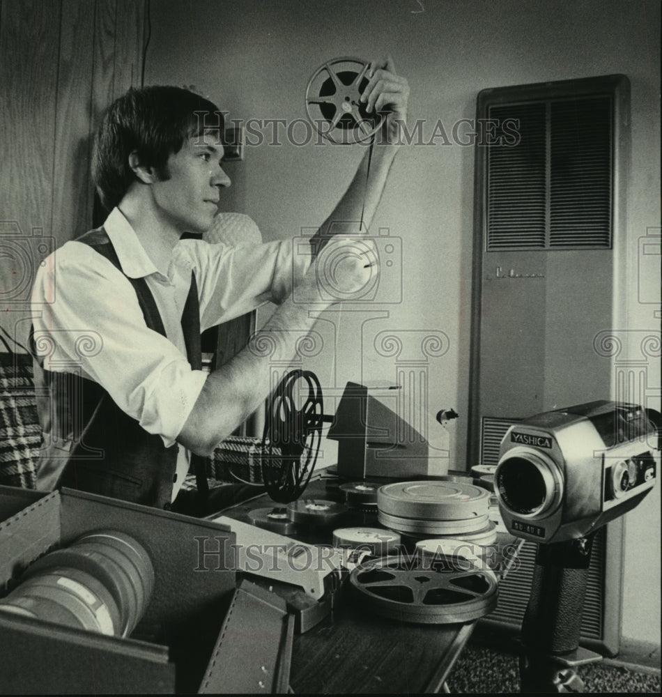 1978, actor Eugene Robenzer working with his Super 8 equipment - Historic Images