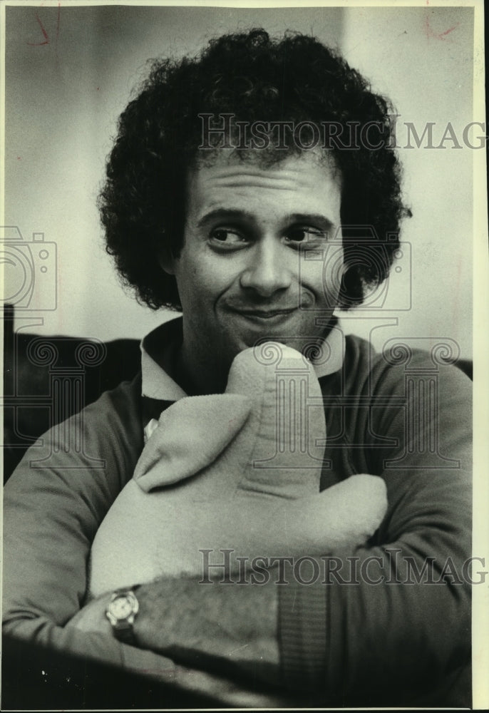 1981, Host of TV show, Richard Simmons cozied up to a stuffed pig - Historic Images
