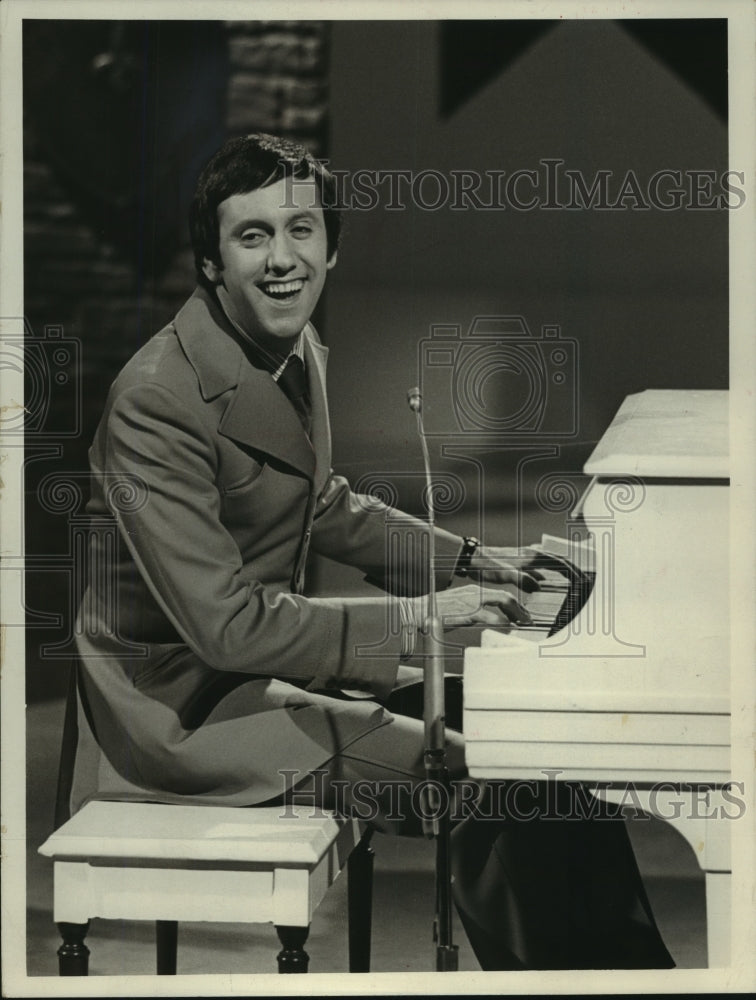 1970, Ray Stevens, country and pop singer, songwriter and comedian. - Historic Images