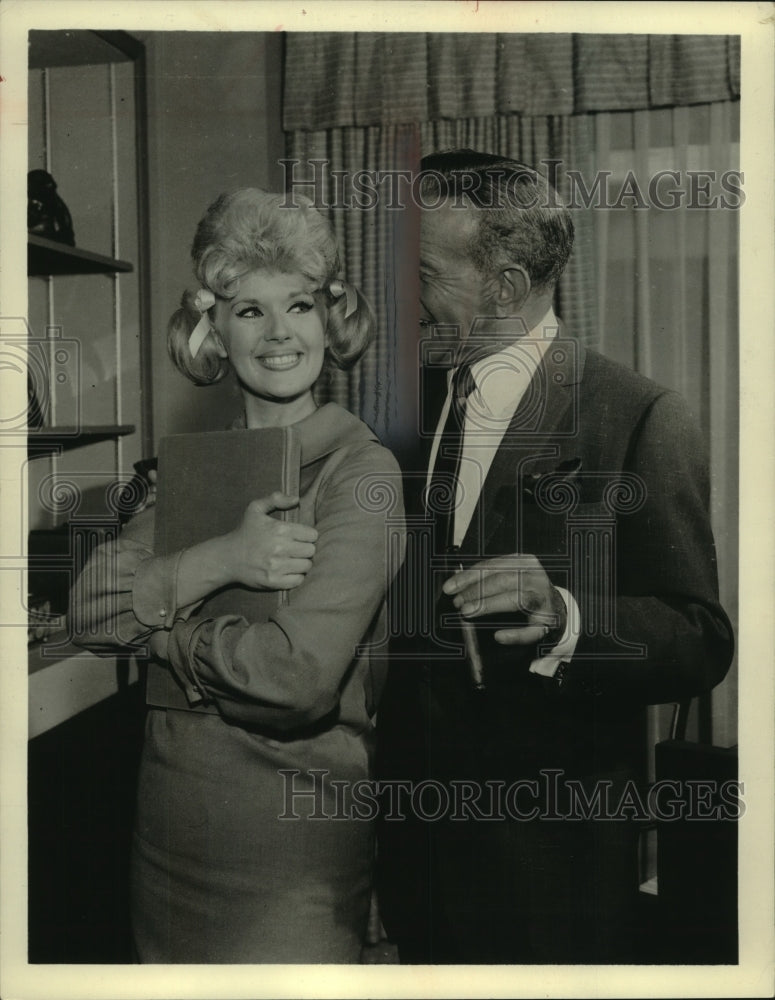 1964 Press Photo George Burns & Connie Stevens star in "Wendy and Me" - Historic Images