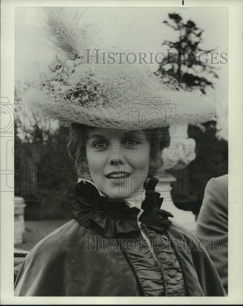 1980 Press Photo Linda Purl in velvet coat large flowered hat, The Flame is Love- Historic Images