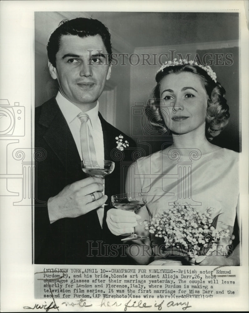 1957, Edmund Purdom, Alicija Darr marry in New York - mjp36752 - Historic Images