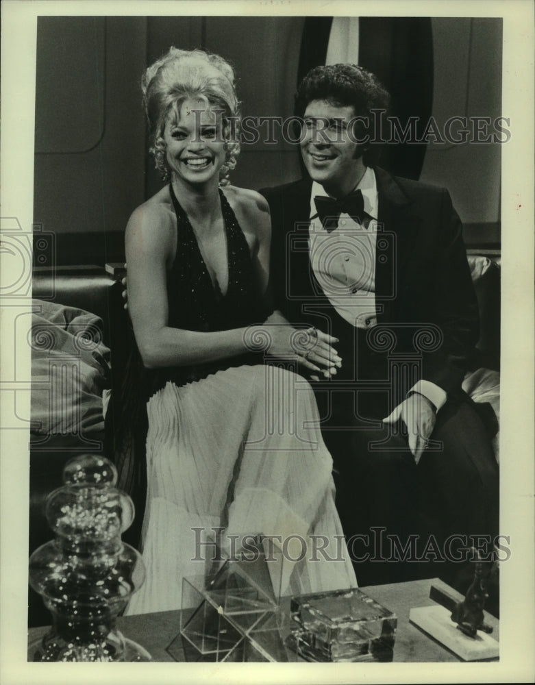 1971, Juliet Prowse sits with Tom Jones - mjp36758 - Historic Images