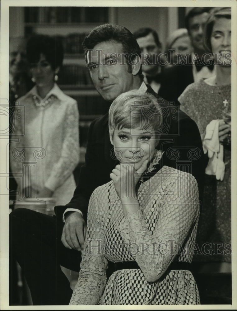 1968 Juliet Prowse with group of people - Historic Images