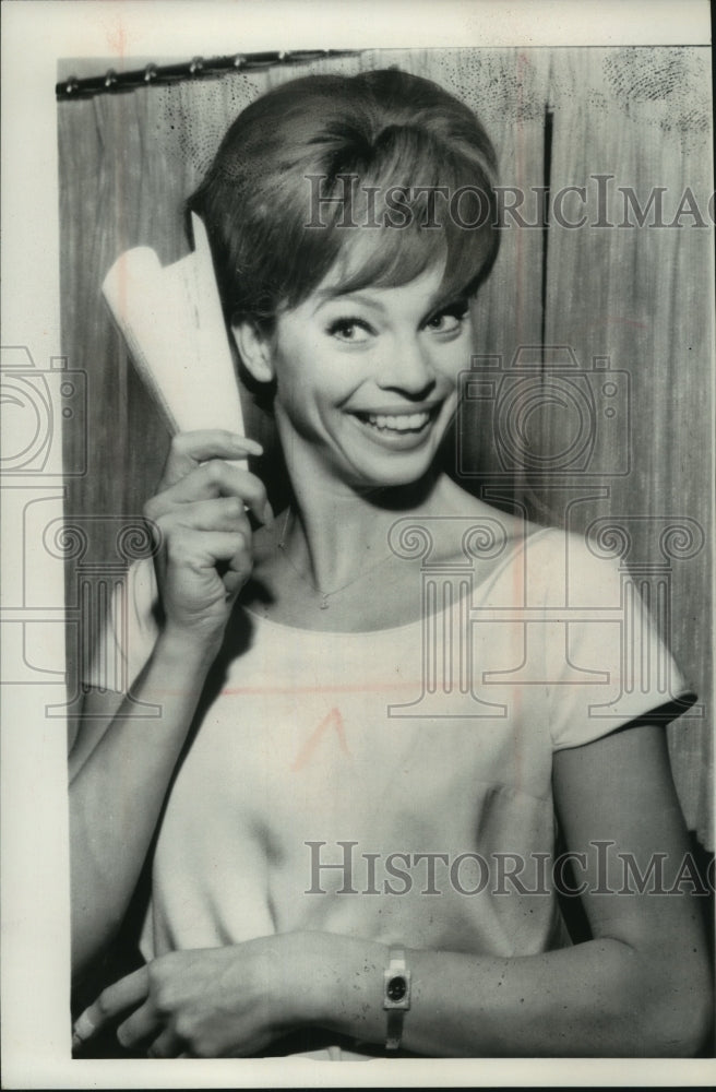 1963, Actress Juliet Prowse to become an American citizen - mjp36784 - Historic Images