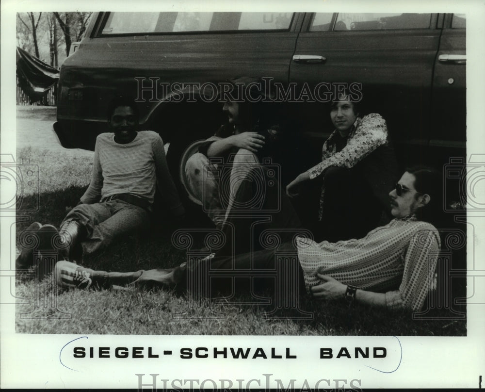 1972 Press Photo Siegel-Schwall Band musicians sitting by truck, United States. - Historic Images