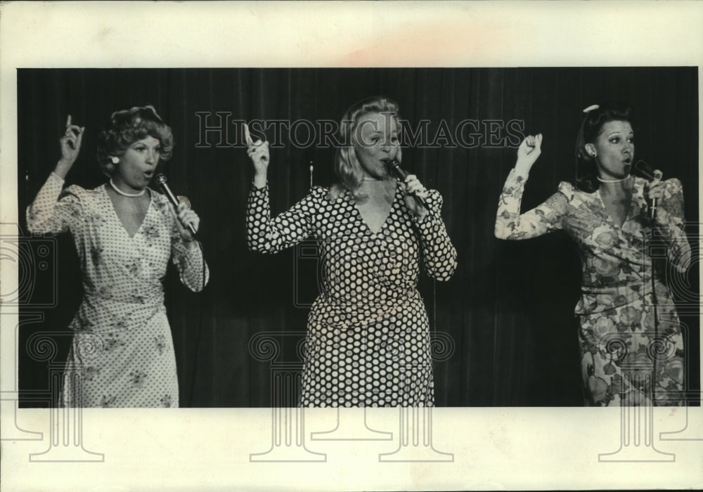 1974, Rodo Sisters perform at the Back Room - mjp36836 - Historic Images