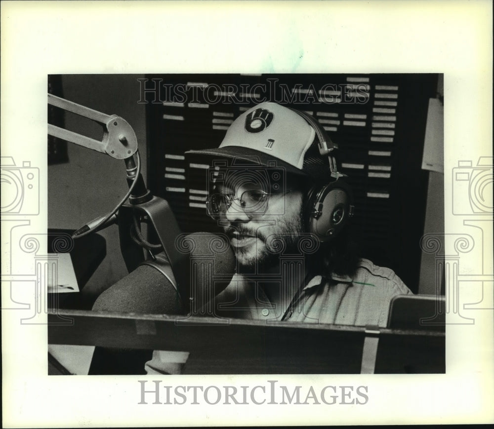 1982 Press Photo Milwaukee Radio Personality, Jim Radio speaking into mike - Historic Images