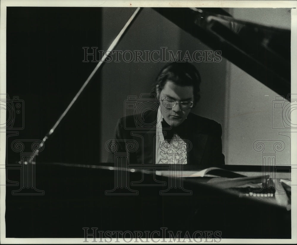 1975 Press Photo Myron Romanul, plays piano, recital Vogel Hall - mjp36846 - Historic Images