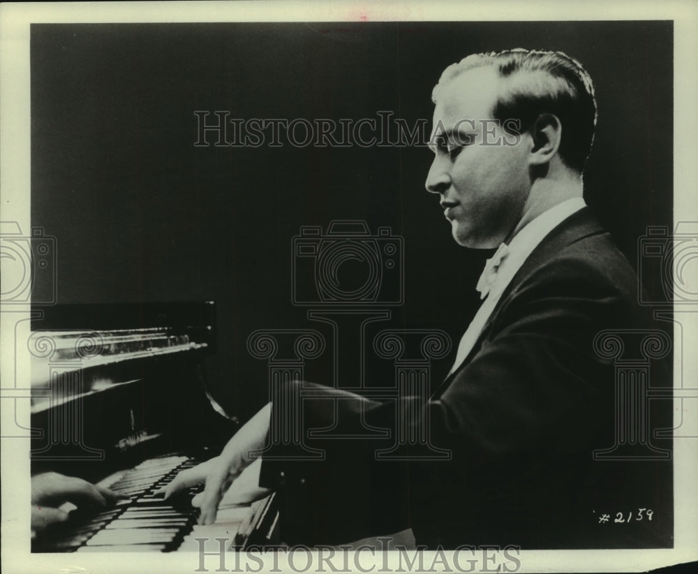 1968 Press Photo Menahem Pressler, piano soloist, Royal Philharmonic Orchestra. - Historic Images