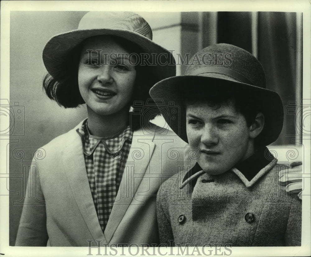 Press Photo Anne Yarker &amp; Jonathan Seeley in &quot;Upstairs, Downstairs&quot; - mjp37015 - Historic Images