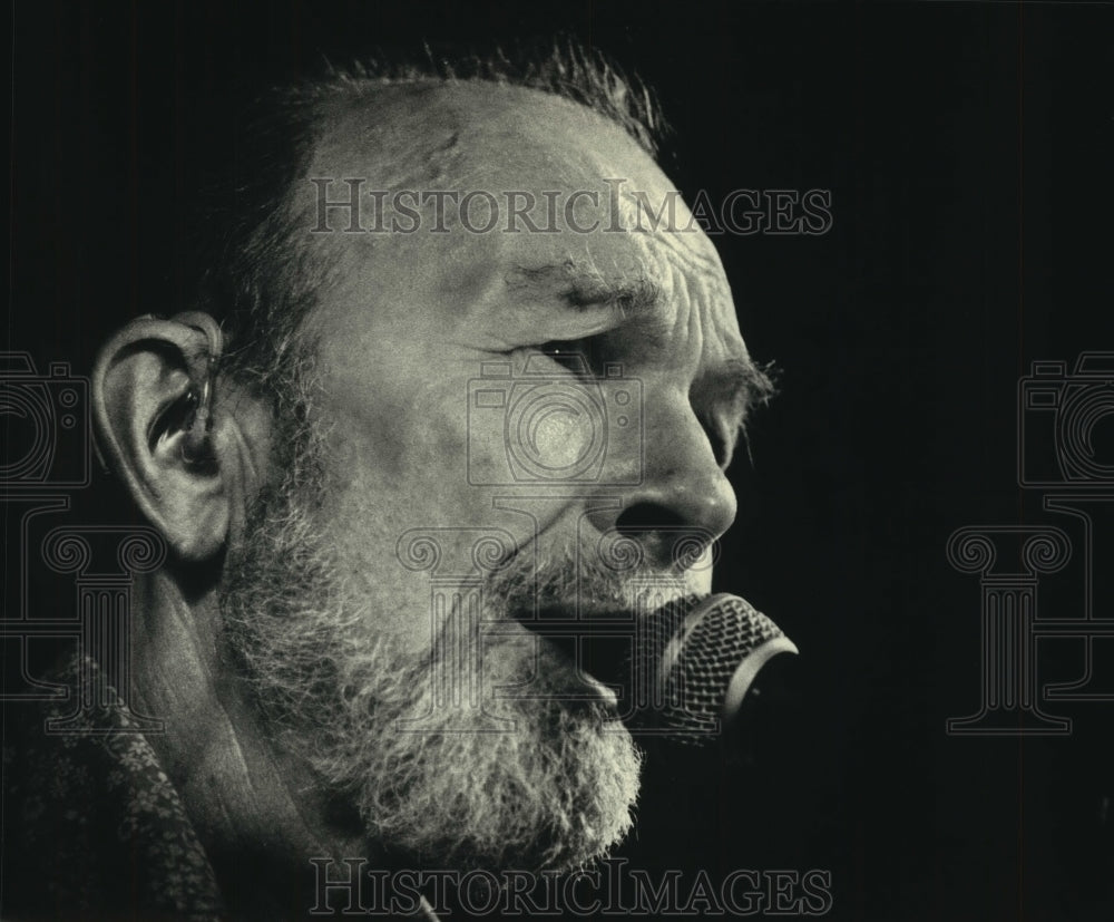 1987 Press Photo Singer Pete Seeger performing at Milwaukees UWM Union - Historic Images