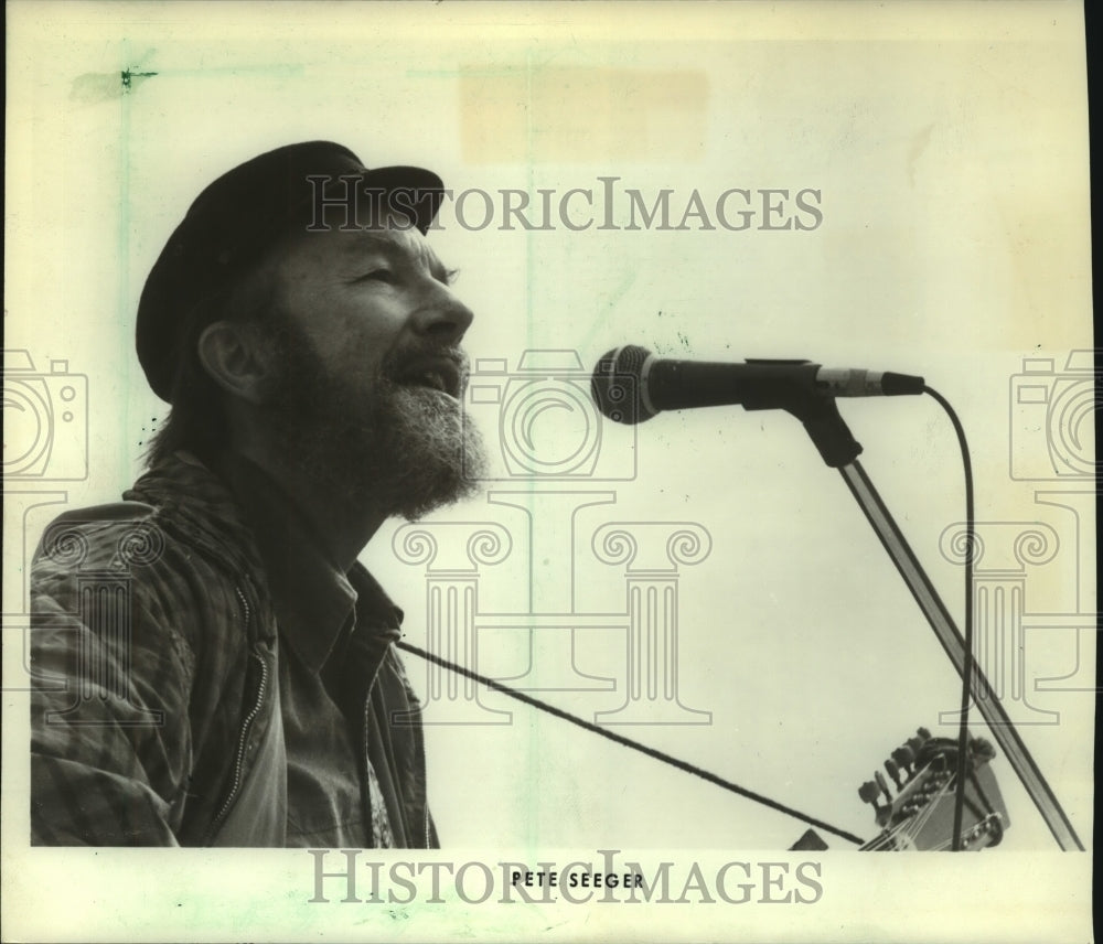 1987, Singer Pete Seeger - mjp37029 - Historic Images