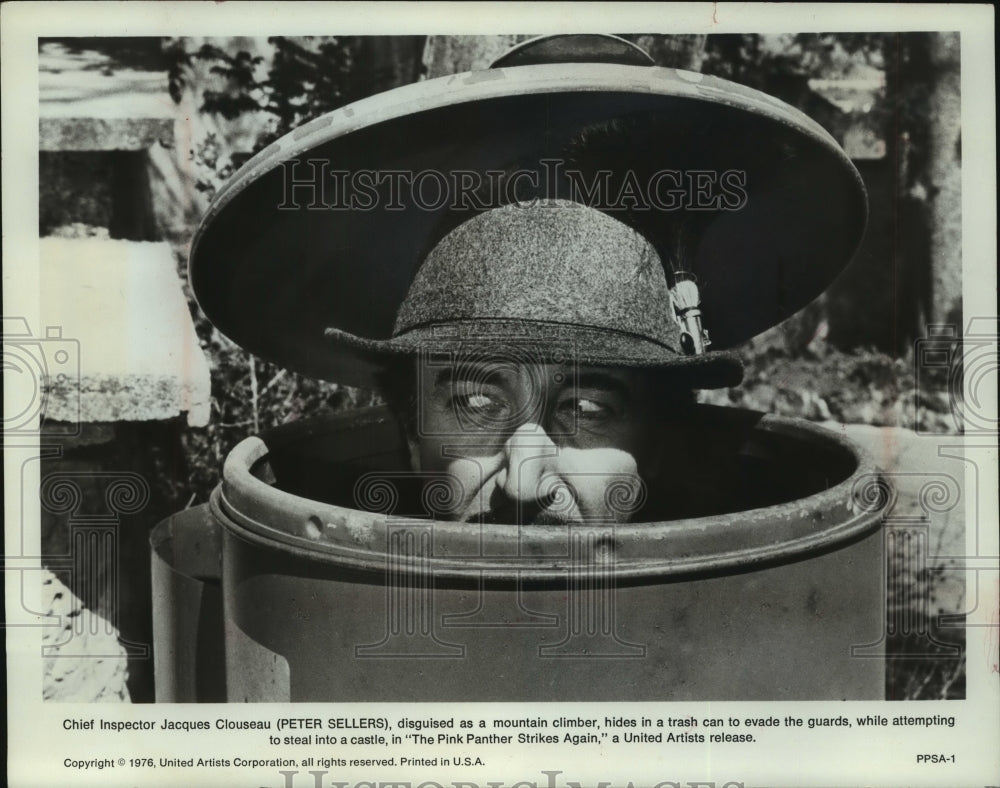 1976, Peter Sellers in "The Pink Panther Strikes Again" - mjp37071 - Historic Images