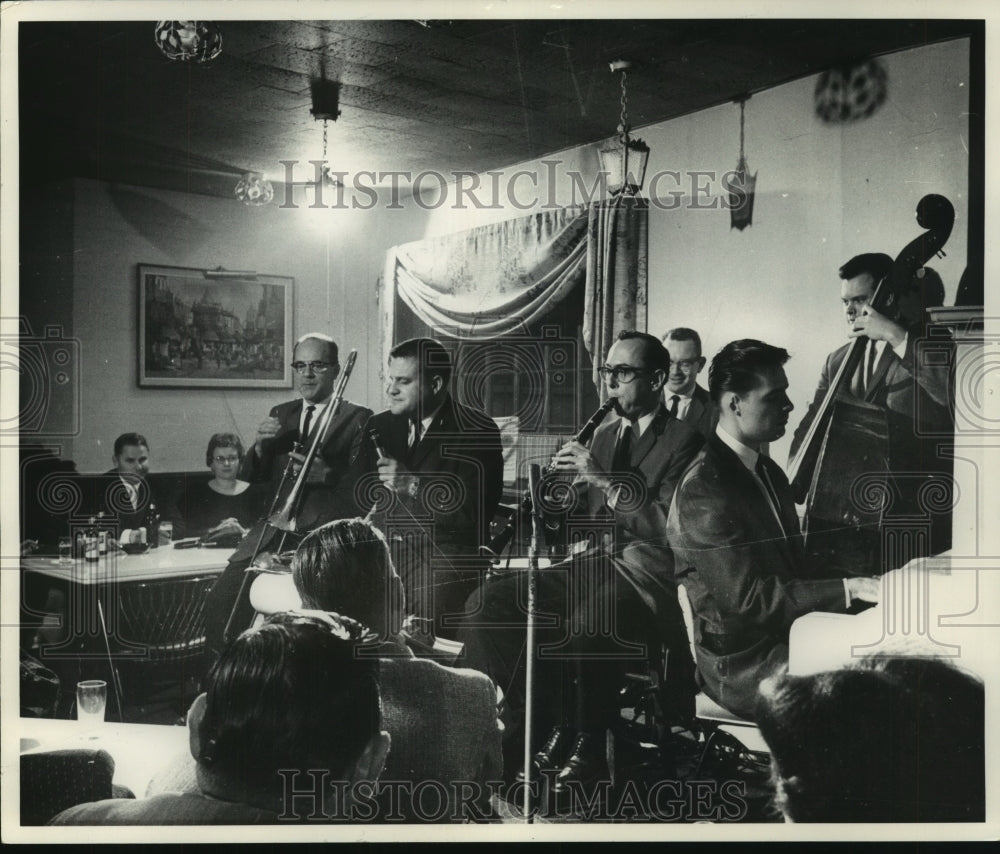 1961 Press Photo Dick Ruedebusch and his Underprivileged Five at the Tunnel Inn- Historic Images