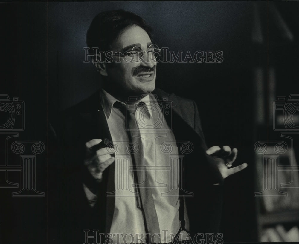 1983 Press Photo Gabe Kaplan as Groucho Marx at the Pabst Theater in Milwaukee - Historic Images