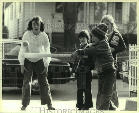 1978 Press Photo Actor Ricky Schroder plays baseball in Brooklyn, New York - Historic Images