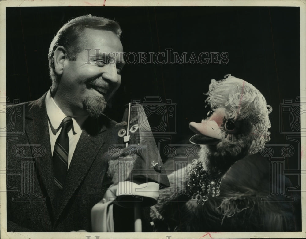 1964 Press Photo Skitch Henderson and puppet on TV show, &quot;Exploring&quot;-Historic Images