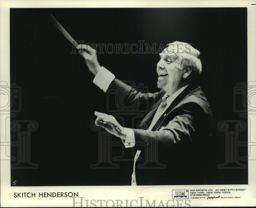 1990 Press Photo Skitch Henderson Conducts Milwaukee Symphony Orchestra - Historic Images