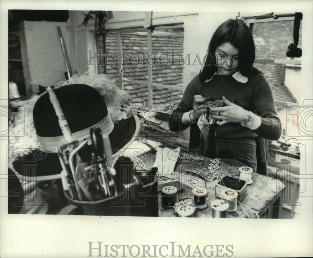 1975 Press Photo Margaret Davis theater jeweler decorating glove in shop. - Historic Images