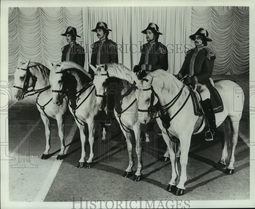1978 Press Photo White stallion Lipizzaner Horses of Vienna, with equestrians. - Historic Images