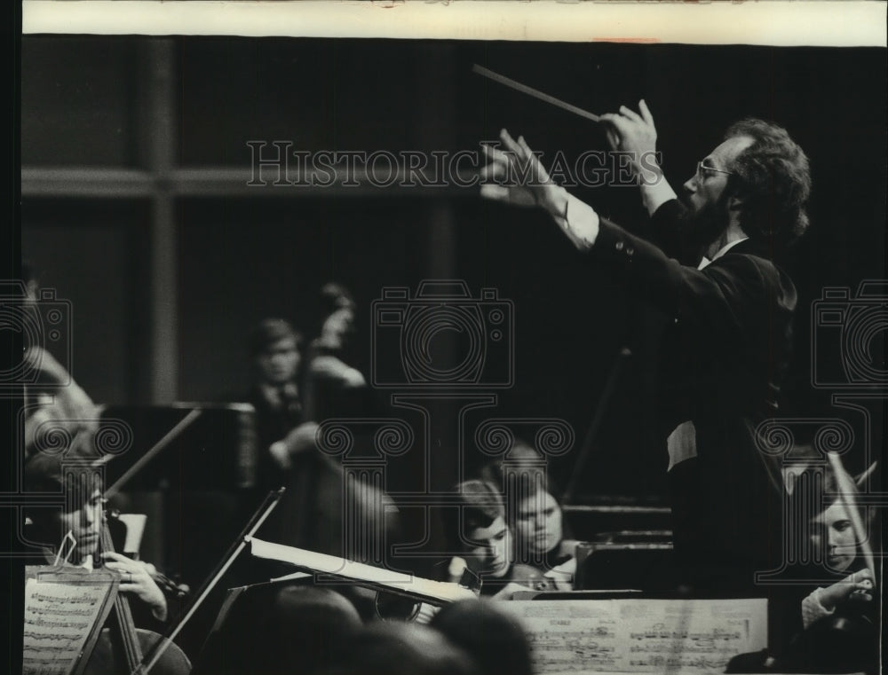 1972 Press Photo Bernard Rubenstein Conducts Orchestra At Uihlein Hall At PAC - Historic Images