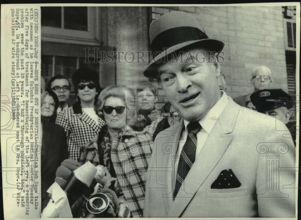 1969 Press Photo Comedian Bob Hope outside Columbia Presbyterian Medical Center - Historic Images