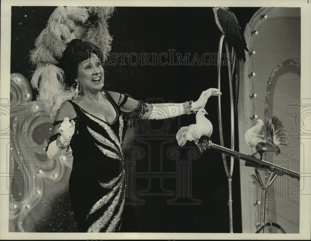 1977, Jean Stapleton With Trained Doves In &#39;The Circus Of The Stars&#39; - Historic Images