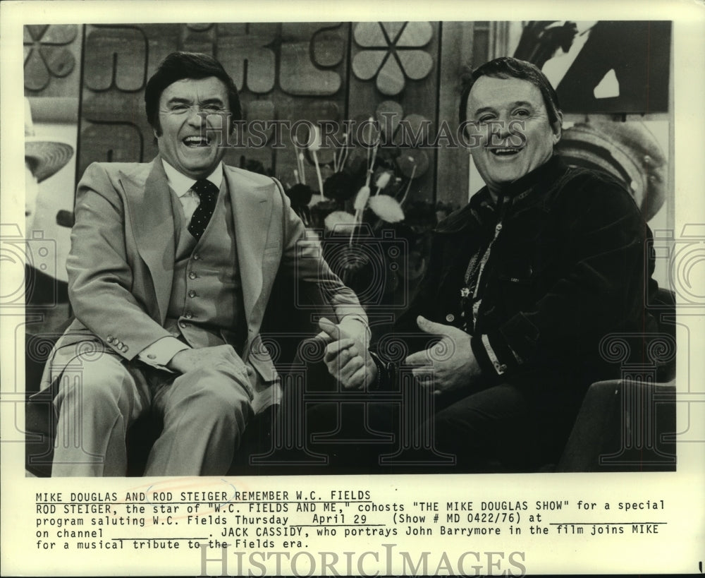 1976 Press Photo TV host Mike Douglas and actor Rod Steiger salute W.C. Fields - Historic Images