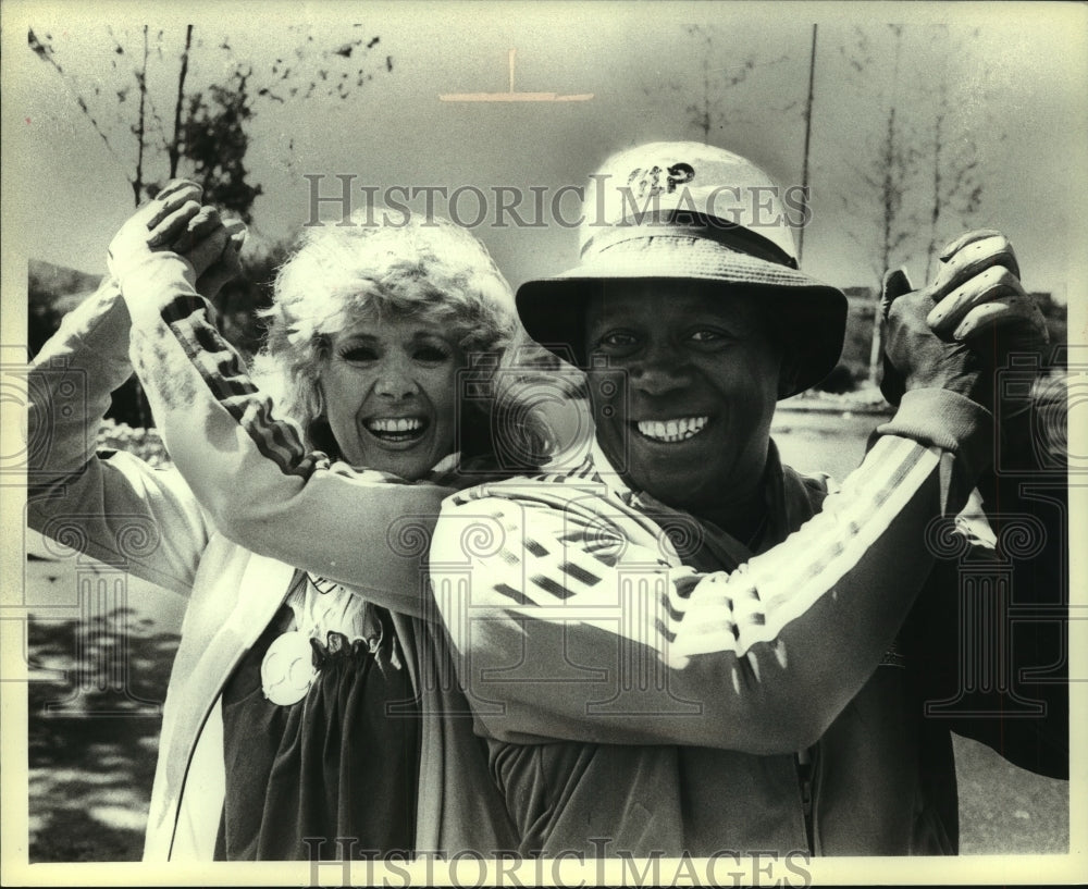 1977 Press Photo Connie Stevens & Flip Wilson compete in Go Kart race - Historic Images