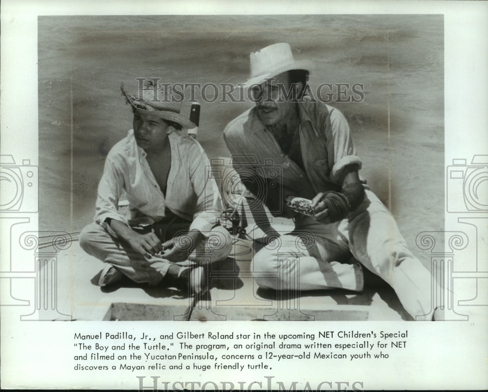 1970 Press Photo Gilbert Roland & Manuel Padilla in "The Boy and the Turtle"- Historic Images