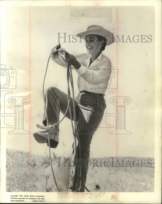 1957 Press Photo Actress Cow Girl Jean Simmons learns the ropes in "Big Country" - Historic Images