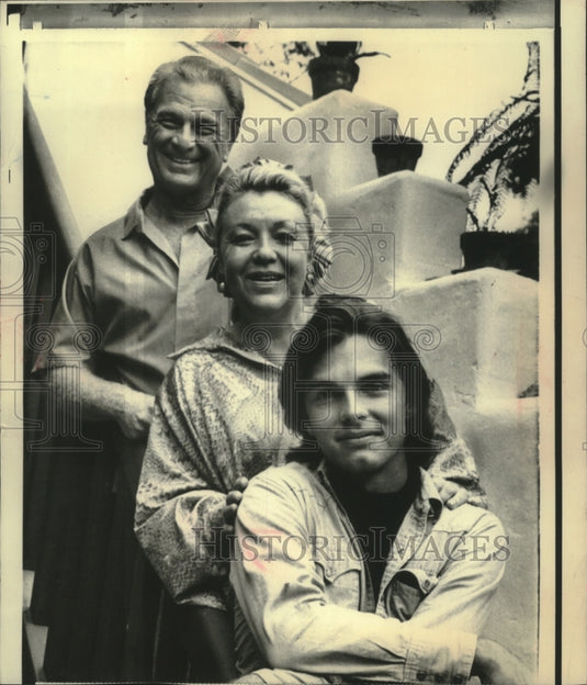 1972 Press Photo Eddie Albert with wife Margo, and son, Edward - mjp37629-Historic Images