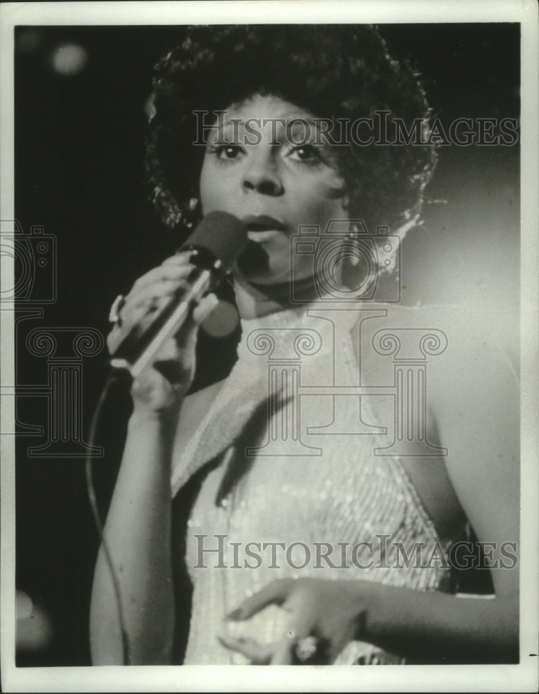 1976 Press Photo Leslie Uggams Sings At The Pfister's Crown Room - mjp37737 - Historic Images