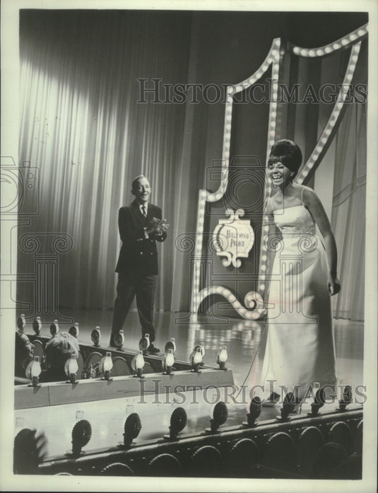 1966 Press Photo Leslie Uggams In ABC's 'The Hollywood Palace' - mjp37740 - Historic Images