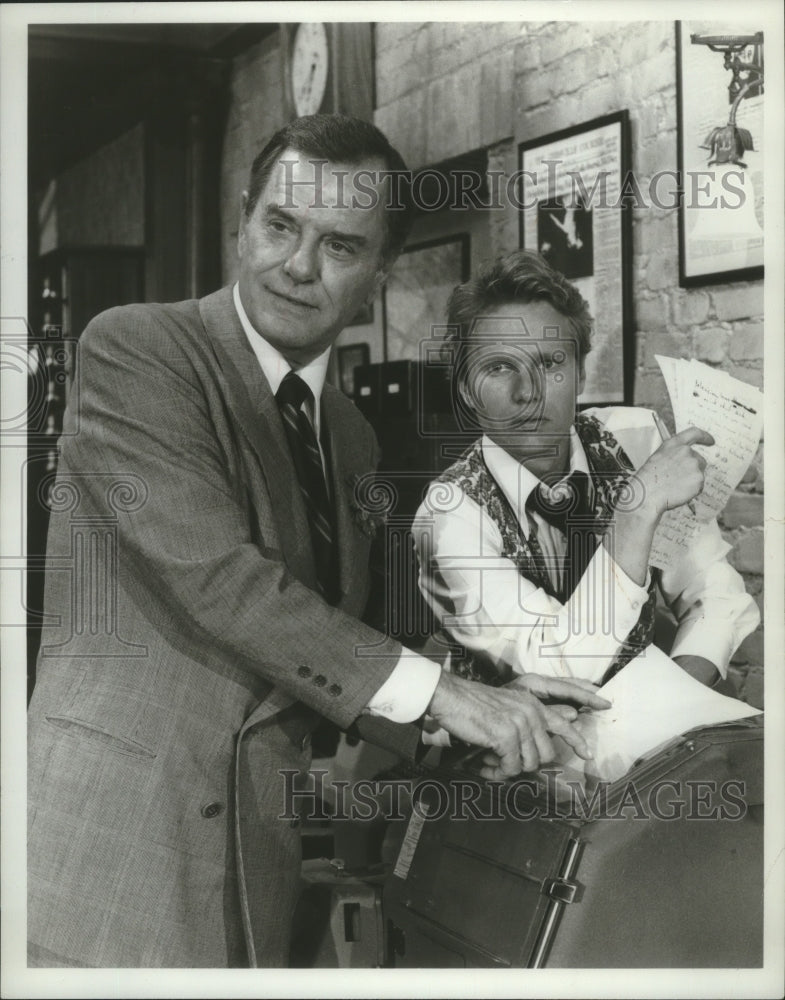 1977 Press Photo Gig Young, John Savage actors staring in &quot;Gibbsville.&quot; - Historic Images