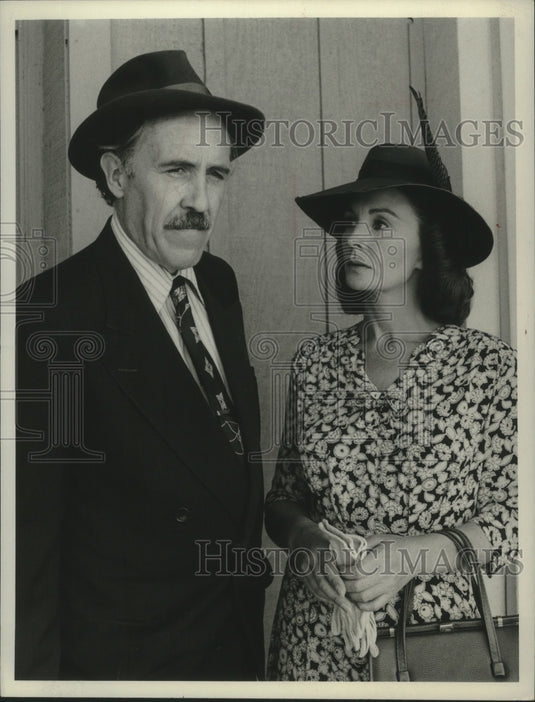 1975, Actress Jean Simmons and other - mjp37845 - Historic Images