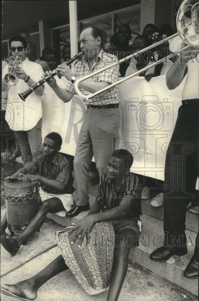 1966 Press Photo Orchestra leader Woody Herman perform for kids in Tanzania. - Historic Images