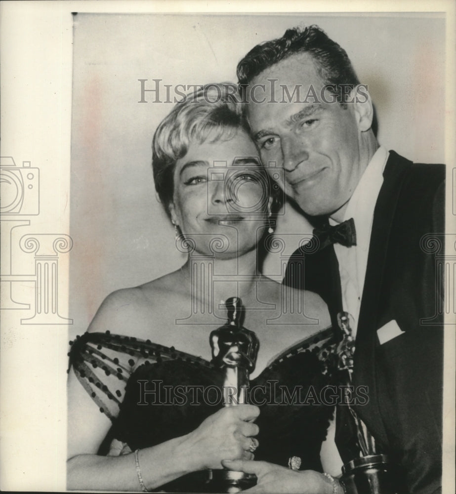 1960 Press Photo Charlton Heston And Simone Signoret Hold Their Oscars-Historic Images