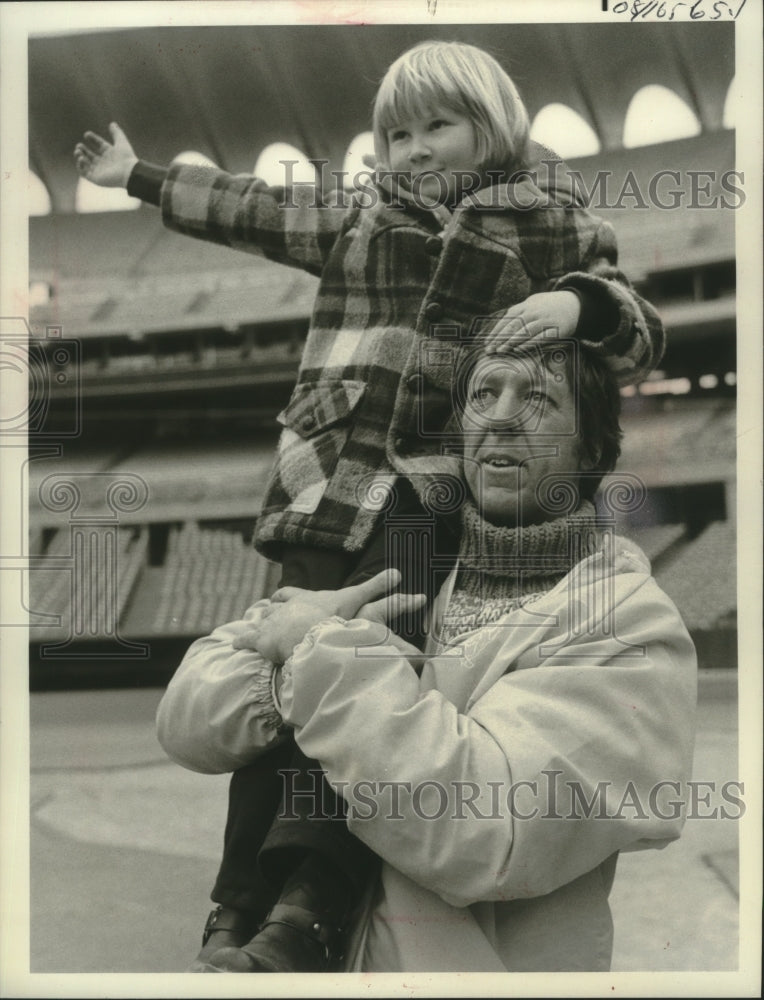 1974 Press Photo David Hartman Carries Robin Rist In NBC&#39;s &#39;Lucas Tanner&#39; - Historic Images