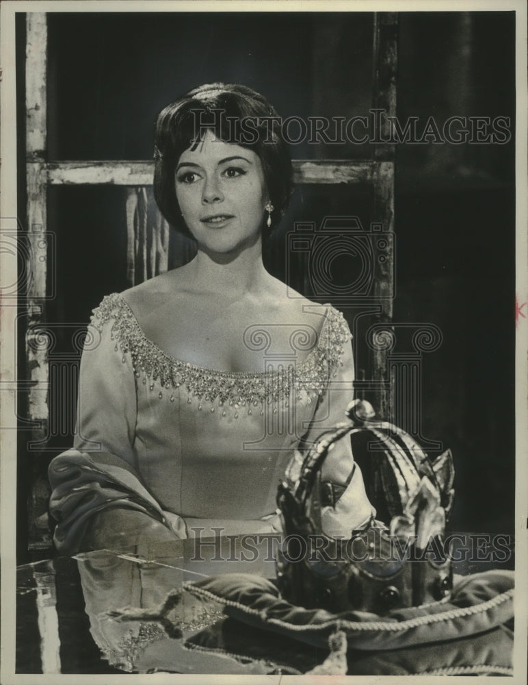 1965, Actress Dorothy Tutin stars in "The Hollow Crown" - mjp38037 - Historic Images