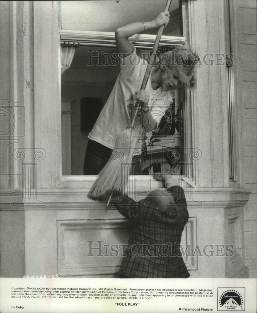 1989 Press Photo Goldie Hawn battles intruder in movie &quot;Foul Play.&quot; - mjp38152 - Historic Images