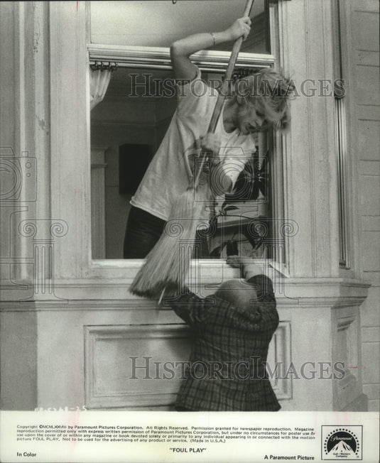 1989 Press Photo Goldie Hawn battles intruder in movie "Foul Play." - mjp38152 - Historic Images