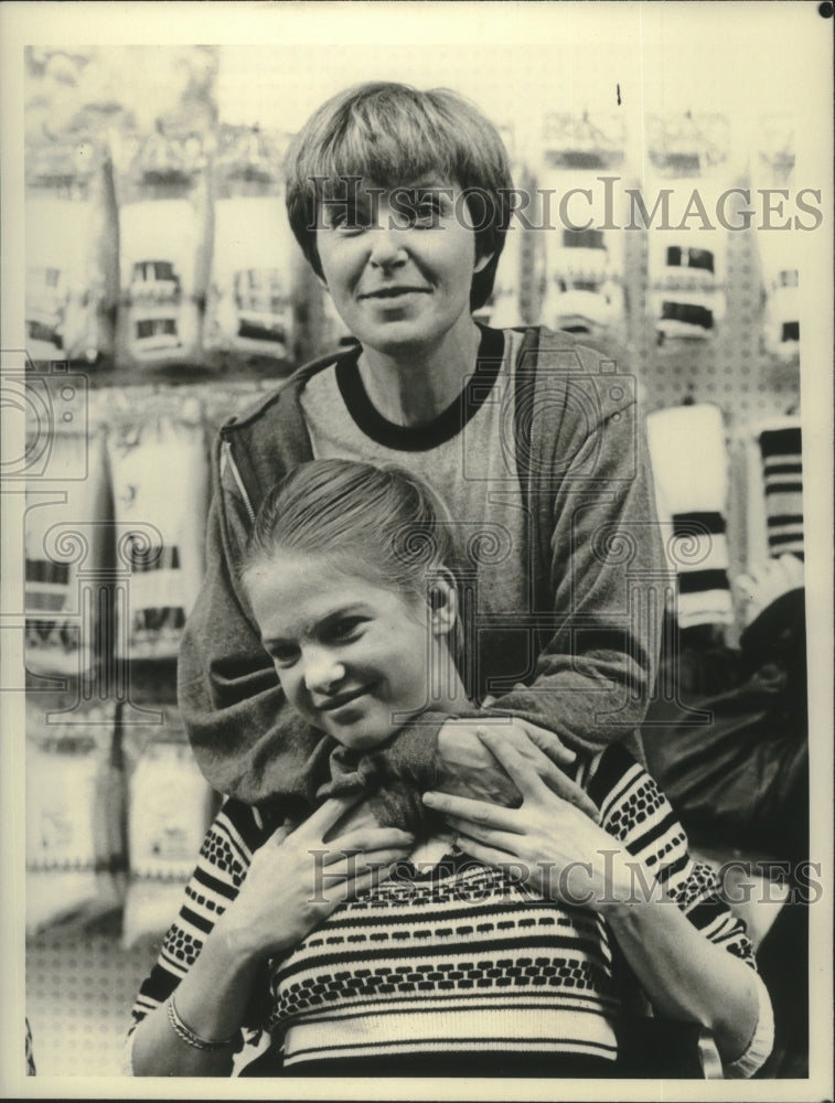 1980, Joanne Woodward & Lissy Newman in "See How She Runs" - Historic Images