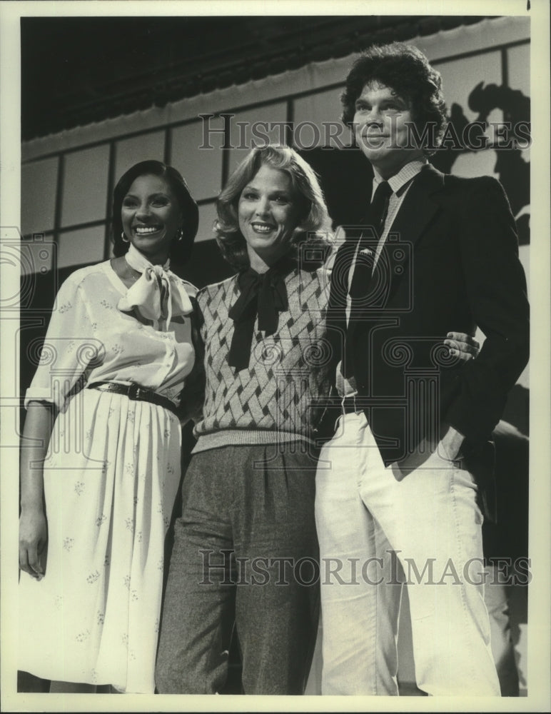 1983 Press Photo Leslie Uggams and Mariette Hartley host Small World, on NBC. - Historic Images
