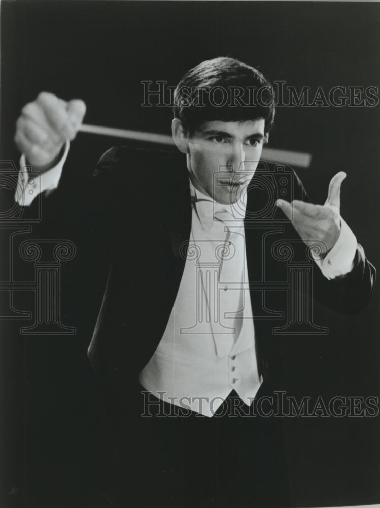 1974, Michael Tilson Thomas conducting a symphony - mjp38305 - Historic Images
