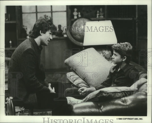 1986 Press Photo Alan Thicke With Kirk Cameron In Scene From 'Growing Pains' - Historic Images