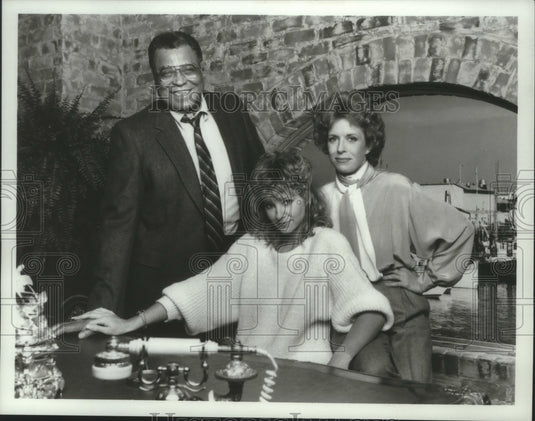 1985 Press Photo Holland Taylor, James Earl Jones and other in "Me & Mom" - Historic Images